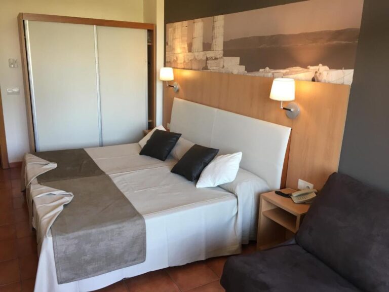 Hoteles con toboganes Ohtels Vil·la Romana dormitorio