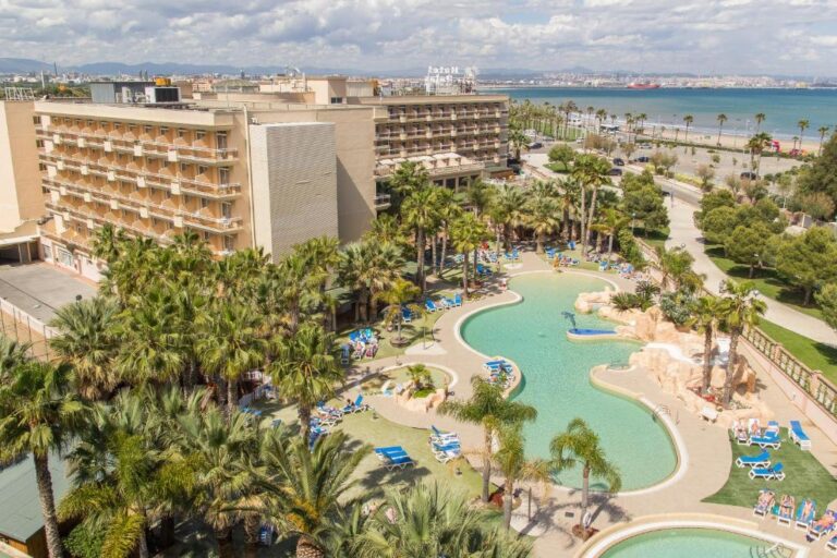 Hoteles con toboganes Playa Pineda piscina
