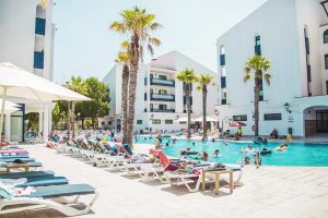 Piscina y zona de descanso del hotel Pins Platja, Tarragona