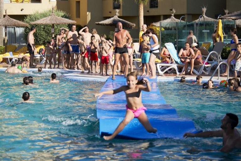 piscina con juegos acuáticos del hotel elba costa ballena