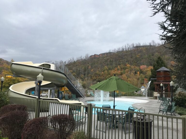pigeon forge hotels with waterslides