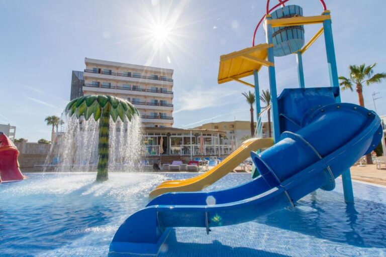 Hoteles para niños en la cosa de Ibiza