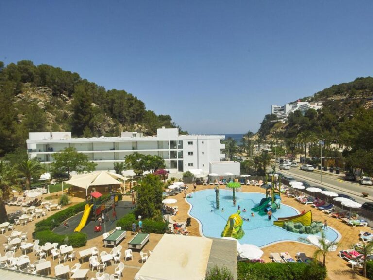 Hoteles con parque acuático en la costa de Ibiza