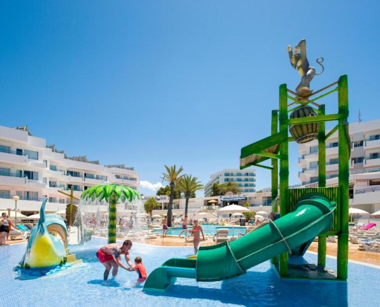 Hoteles con toboganes en Ibiza