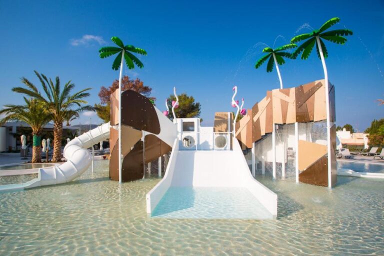 Hoteles con parque acuático para niños en la costa de Ibiza