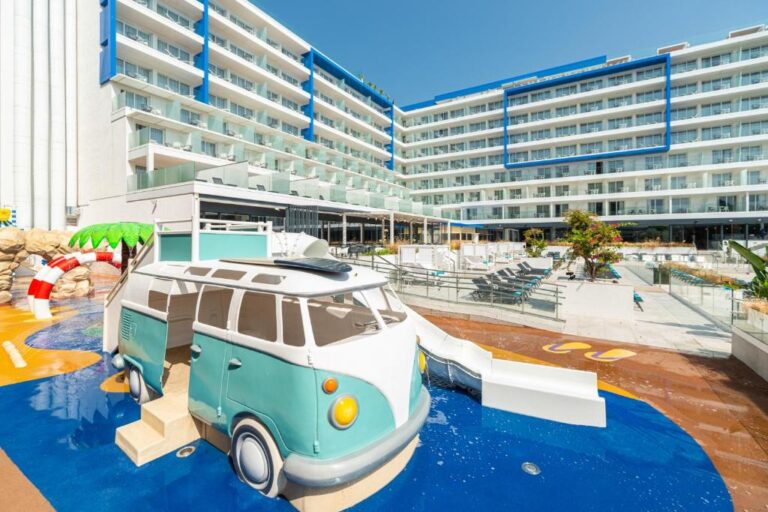 Hoteles con toboganes L'Azure Hotel 4* Sup parque acuático