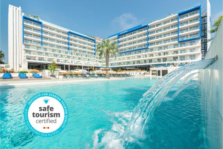 Hoteles con toboganes L'Azure Hotel 4* Sup piscina