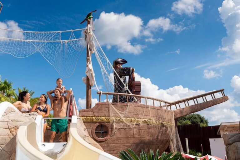 Hoteles con toboganes Costa Encantada barco pirata