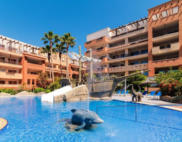 Hoteles con toboganes H10 Mediterranean Village piscina