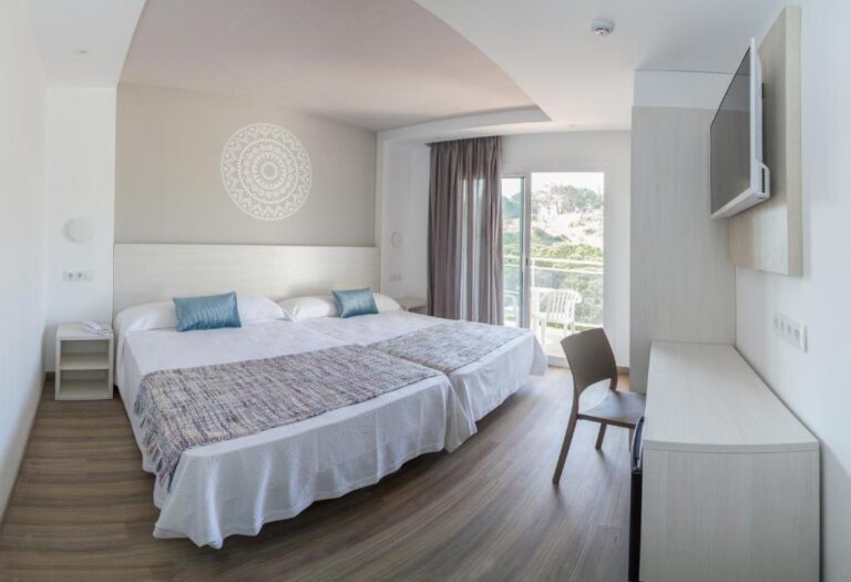 Hoteles con toboganes Hotel Oasis Park Splash dormitorio