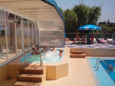 camping con toboganes de agua y piscinas para niños en valencia (1)