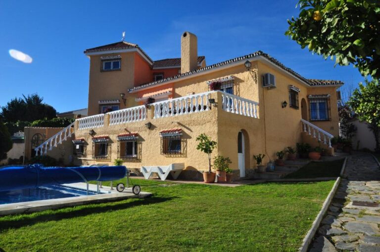 Superb large Family villa w heated pool and games room