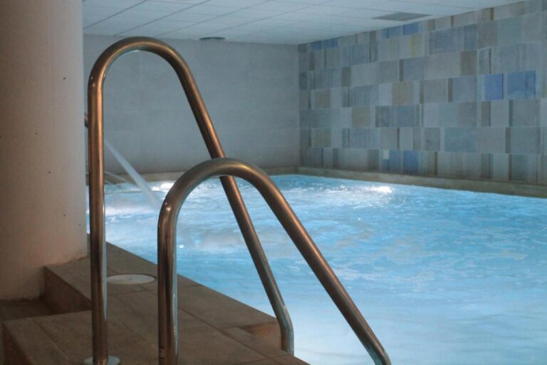 Advise Hotels Reina piscina interior