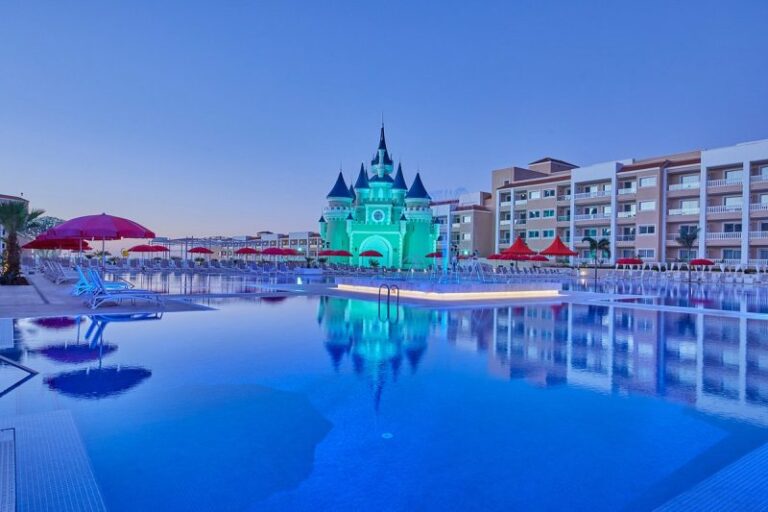 hotels-with-a-water-park-Bahia-Principe-Fantasia-Tenerife-in-Gran-Canaria-8-3-scaled.jpg