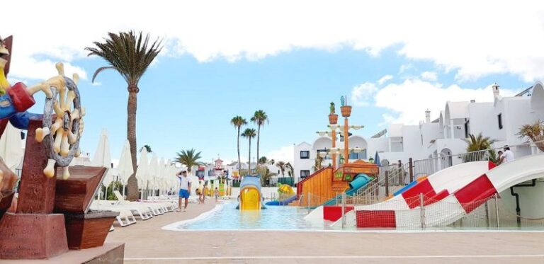 hotels-with-a-water-park-Bakour-Lanzarote-Splash-in-Gran-Canaria-2-scaled.jpg