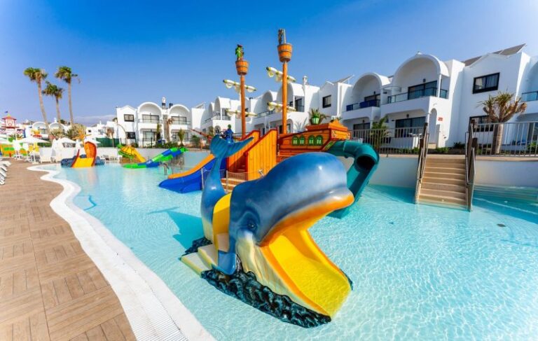 hotels-with-a-water-park-Bakour-Lanzarote-Splash-in-Gran-Canaria-5-scaled.jpg