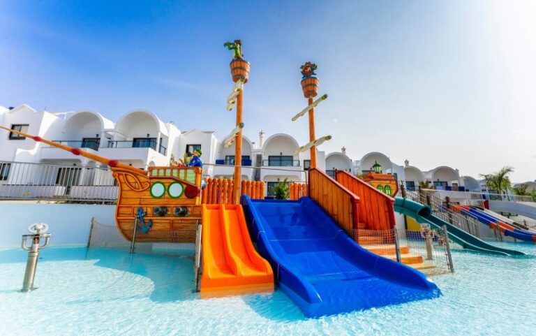 hotels-with-a-water-park-Bakour-Lanzarote-Splash-in-Gran-Canaria-6-scaled.jpg