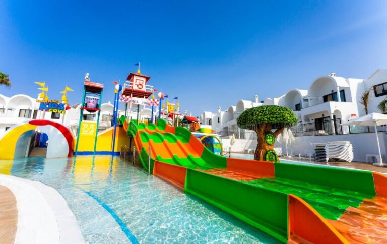 hotels-with-a-water-park-Bakour-Lanzarote-Splash-in-Gran-Canaria-8-scaled.jpg
