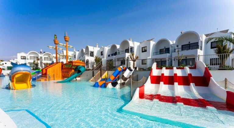 hotels-with-a-water-park-Bakour-Lanzarote-Splash-in-Gran-Canaria-scaled.jpg