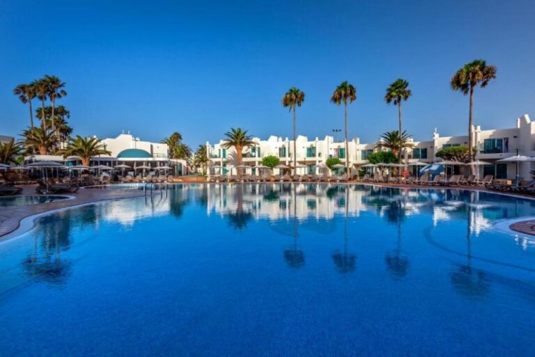 hotels-with-a-water-park-Barcelo-Corralejo-Sands-in-Gran-Canaria-2-scaled.jpg
