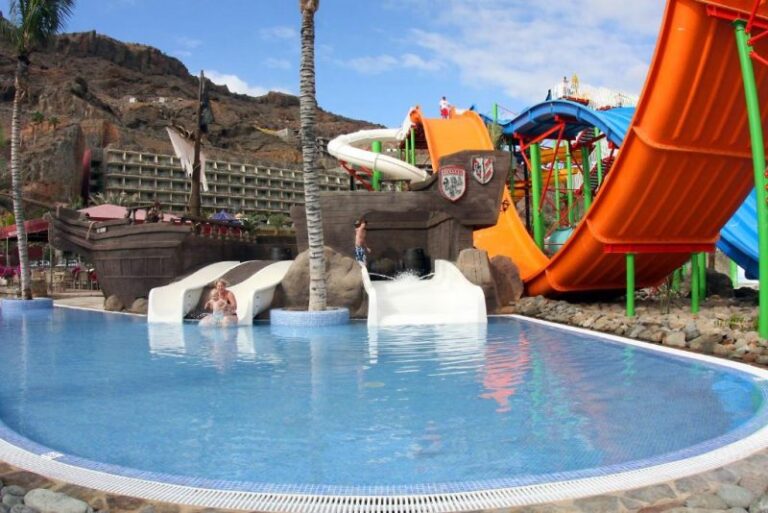 hotels-with-a-water-park-LIVVO-Lago-Taurito-in-Gran-Canaria-4-scaled.jpg