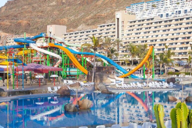 hotels-with-a-water-park-LIVVO-Lago-Taurito-in-Gran-Canaria-6-scaled.jpg