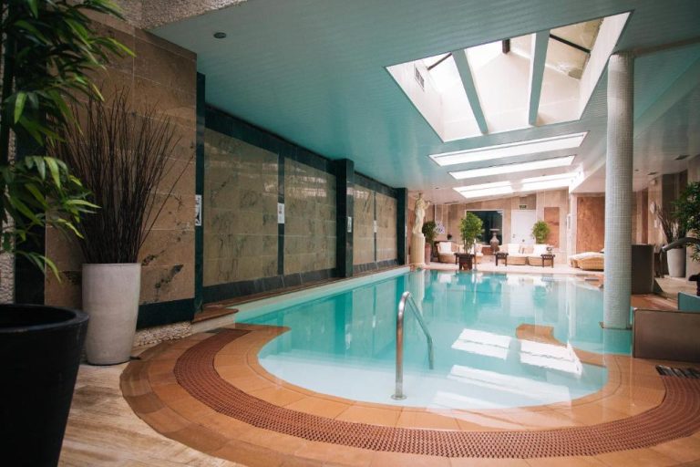 Piscina interior climatizada con skylight del Hotel Cap Roig & Spa by Brava Hoteles