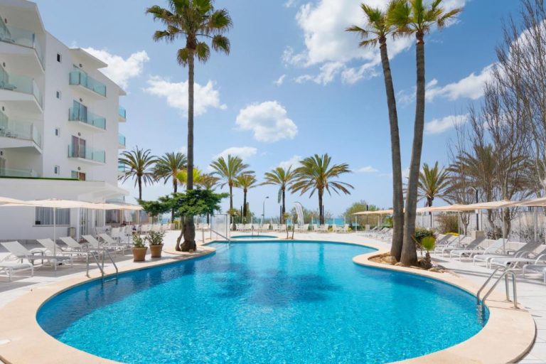 Piscina exterior con palmeras y tumbonas del Hotel HSM Golden Playa con vistas al mar