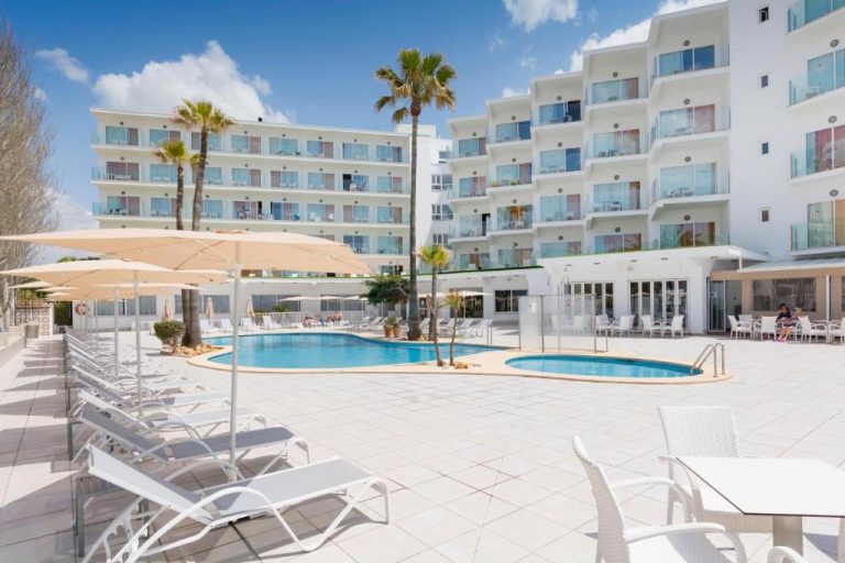 Piscina exterior con tumbonas y sombrillas del Hotel HSM Golden Playa en Mallorca