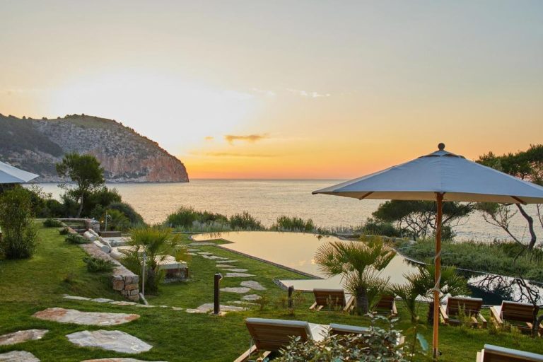 Piscina infinita con vistas al mar y atardecer en Pleta de Mar Grand Luxury Hotel by Nature