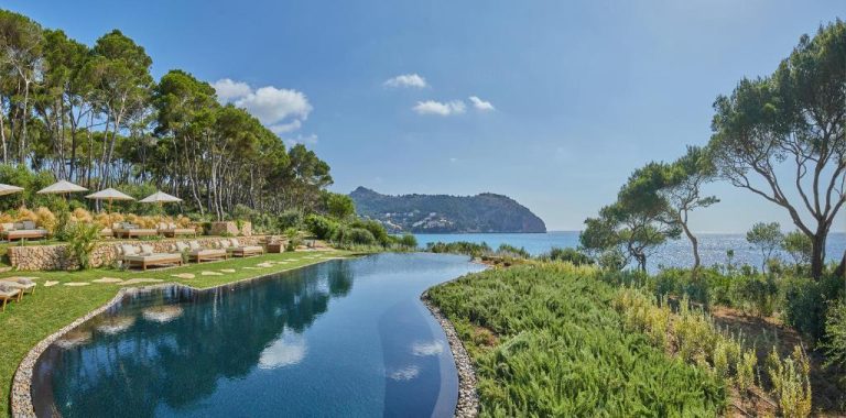 Piscina infinita con vistas al mar y tumbonas en Pleta de Mar Grand Luxury Hotel by Nature Adults Only