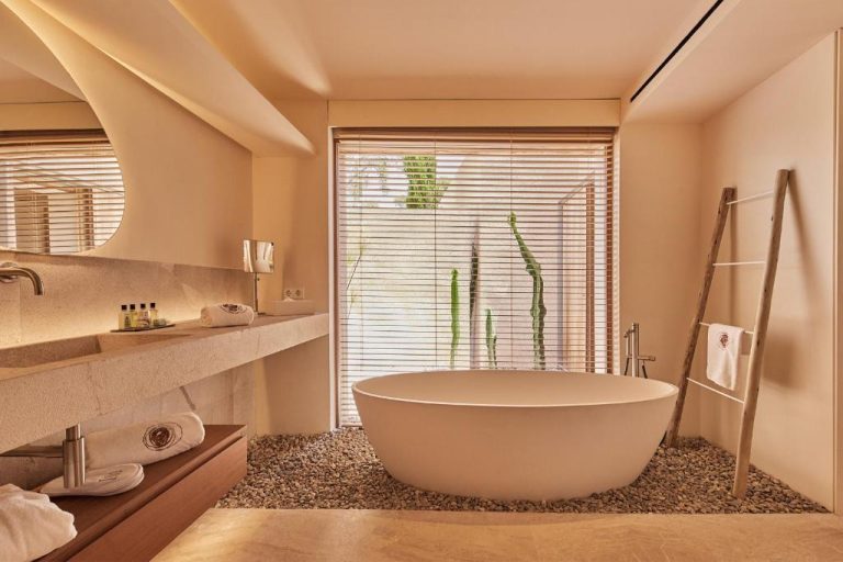 Baño de lujo con bañera exenta y decoración natural en Pleta de Mar Grand Luxury Hotel Adults Only