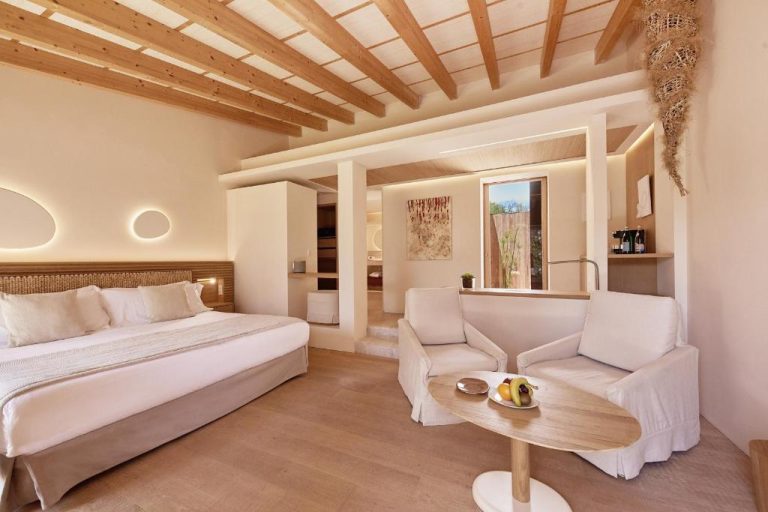 Suite de lujo con vigas de madera y decoración natural en Pleta de Mar Grand Luxury Hotel Adults Only