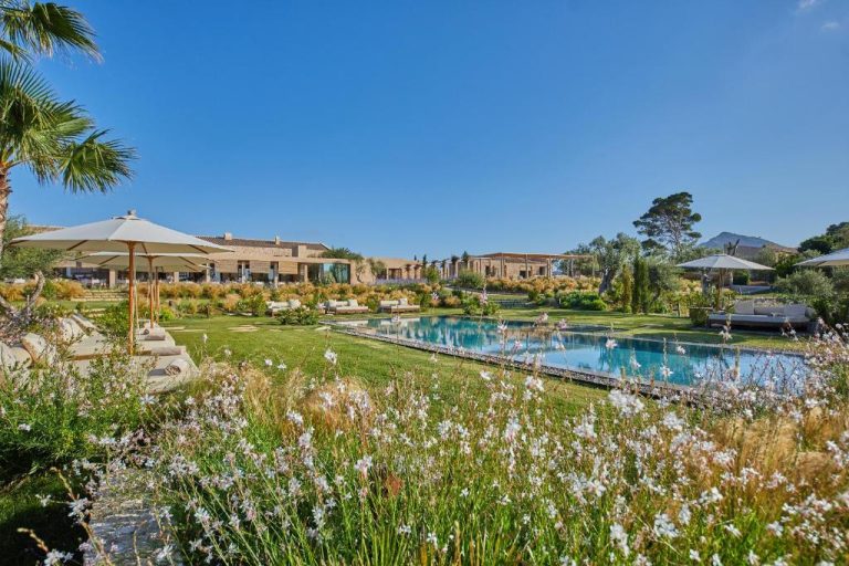 Piscina exterior rodeada de jardines con flores silvestres en Pleta de Mar Grand Luxury Hotel Mallorca