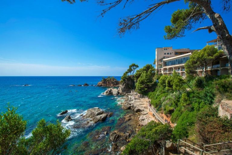 Vistas al mar mediterráneo desde el acantilado rocoso del Hotel Cap Roig & Spa by Brava Hoteles en la Costa Brava