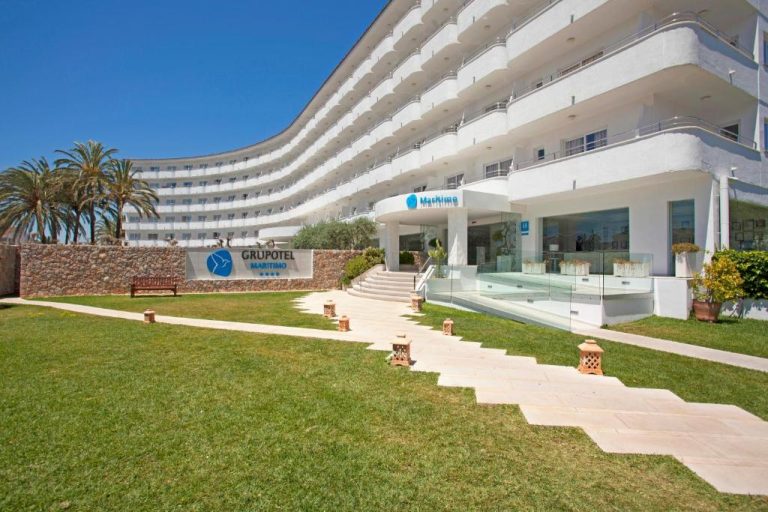 Fachada exterior y jardín del Grupotel Marítimo, hotel de 4 estrellas con modernas instalaciones