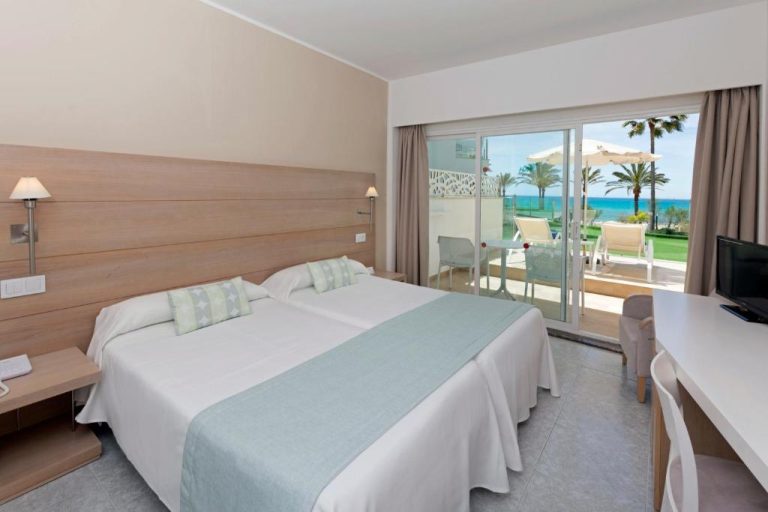 Habitación doble con terraza y vistas al mar en el Hotel HSM Golden Playa de Mallorca
