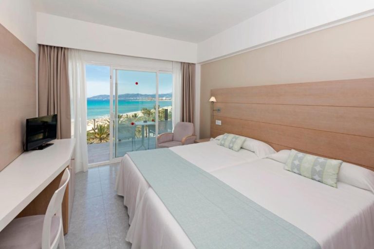 Habitación doble con cama grande y terraza con vistas al mar en el Hotel HSM Golden Playa
