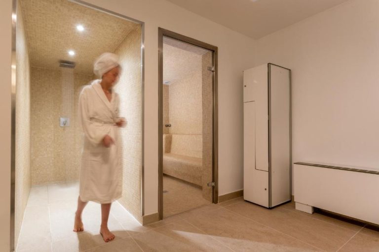 Zona de spa con duchas de lluvia y baño de vapor en el Hotel Las Arenas