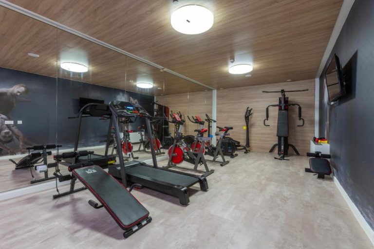 Gimnasio completamente equipado con cintas de correr y bicicletas de spinning en Hotel Las Arenas