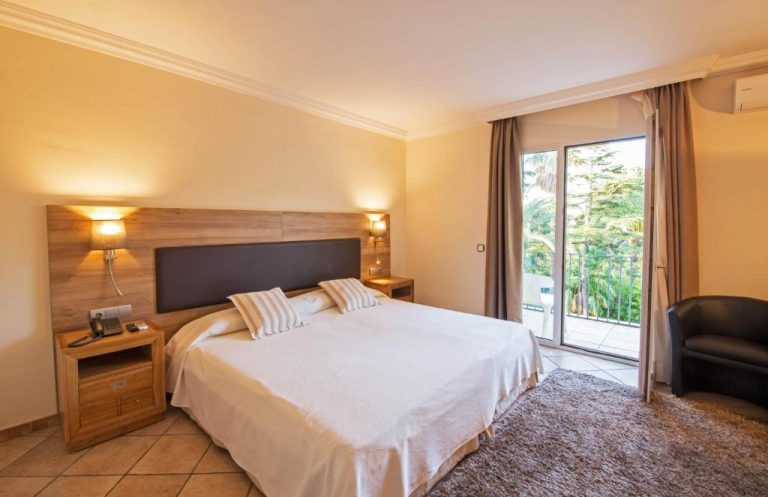 Habitación doble con terraza y vistas al jardín en Hotel Cap Roig & Spa by Brava Hoteles