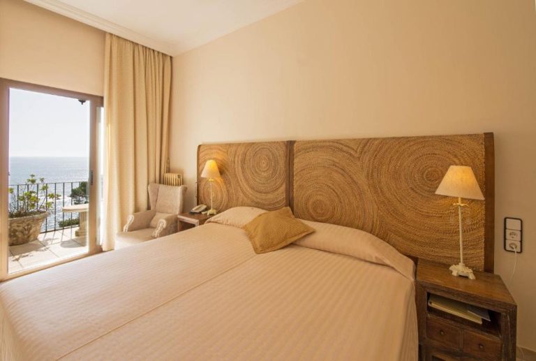 Habitación doble con cama king y vistas al mar en Hotel Cap Roig & Spa by Brava Hoteles
