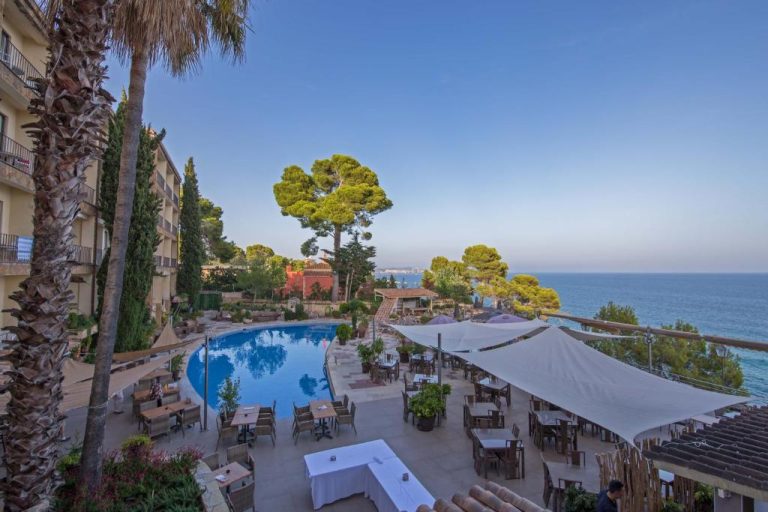 Piscina exterior con terraza y restaurante del Hotel Cap Roig & Spa by Brava Hoteles con vistas al Mediterráneo