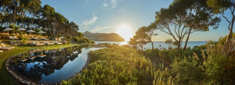 Piscina infinita con vistas al mar al atardecer en Pleta de Mar Grand Luxury Hotel Adults Only Mallorca