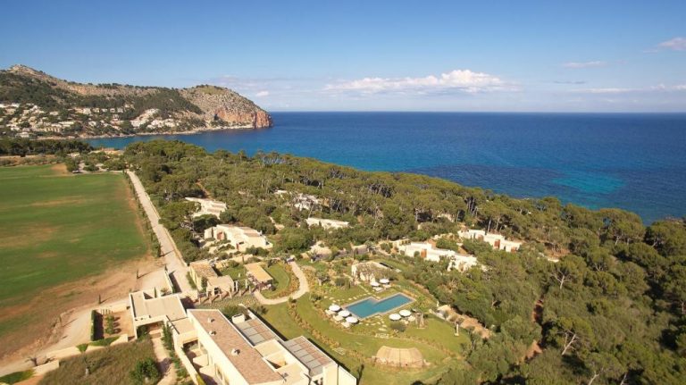 Vista aérea del Pleta de Mar Grand Luxury Hotel con piscina exterior, jardines y vistas al mar en Mallorca