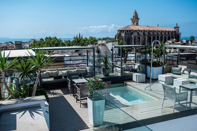 Terraza con piscina y vistas a la catedral gótica desde el rooftop del Palma Suites