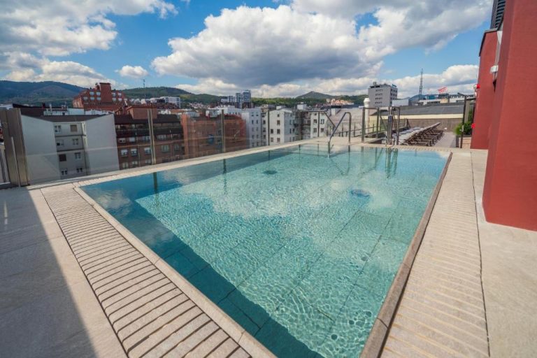 Piscina infinity en la azotea del Hotel Catalonia Gran Vía Bilbao con vistas panorámicas a la ciudad