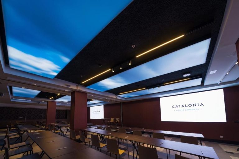Sala de conferencias con pantallas LED y techo decorativo del Catalonia Gran Vía Bilbao