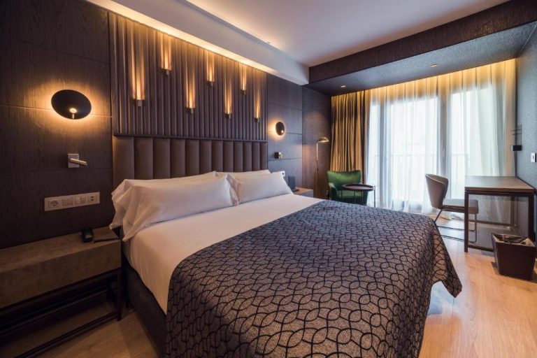 Habitación doble de lujo con cama king size y cabecero iluminado en Catalonia Gran Vía Bilbao