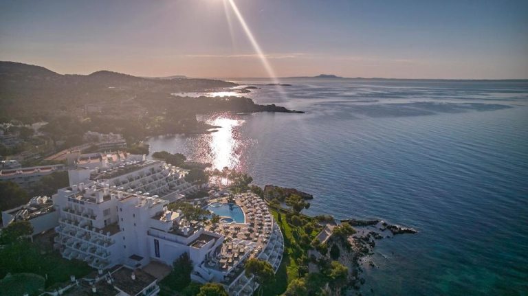 Vista aérea del Aparthotel Ponent Mar con piscina exterior y acceso directo al mar al atardecer